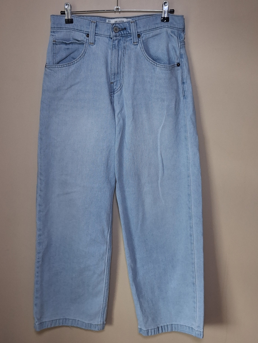 Hollister Men’s Super Baggy Light Wash Jeans; Size 28x30